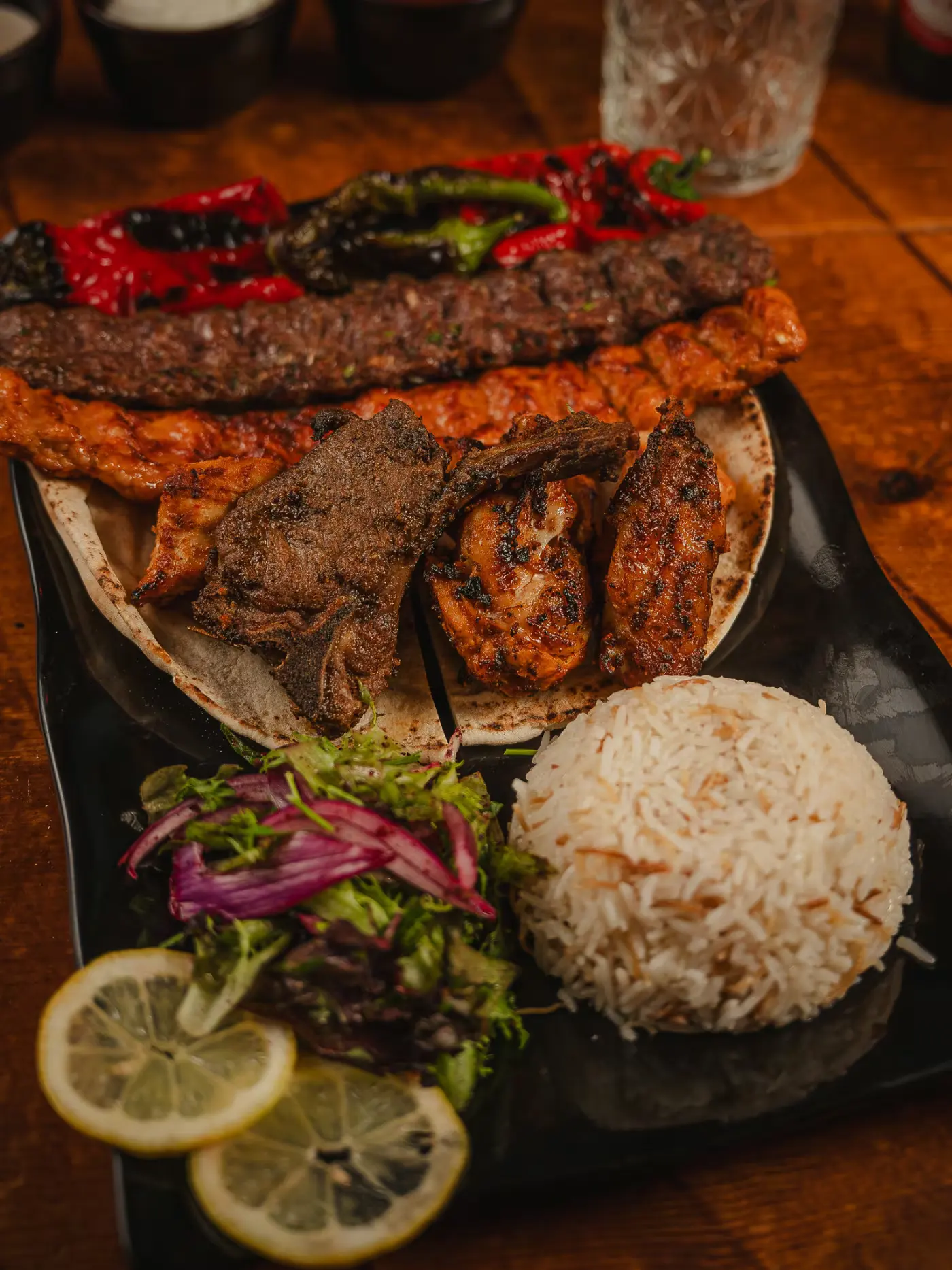 Adana kebab plate with rice, grilled peppers and salad at Beirut Restaurant, food photography by Gorka Di Capitan (gorkadicapitan.com)